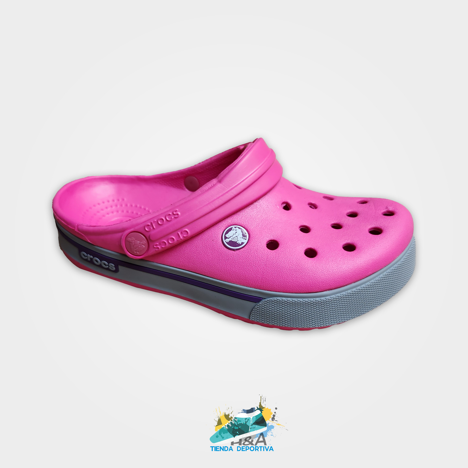 Crocs grises deals con rosa