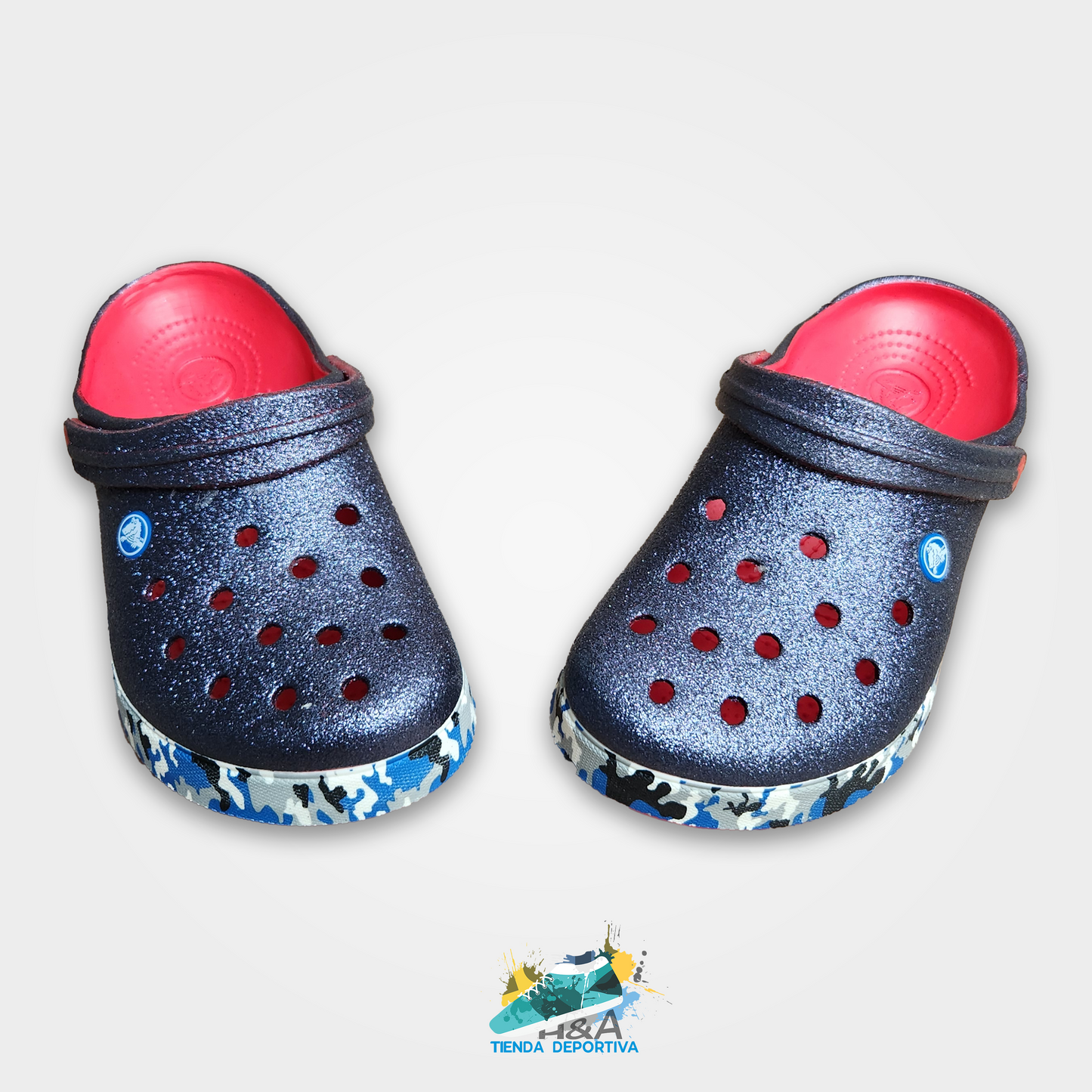 Crocs Clasicos Negros Amirellados Suela Camuflada Azul